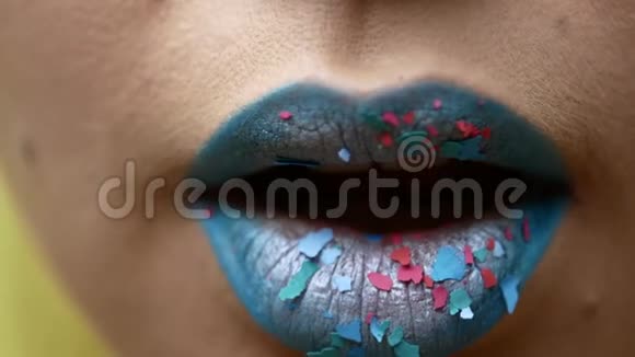 美丽而女性的嘴唇配上昂贵的妆容女性嘴唇的特写视频的预览图
