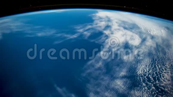 从空间站起飞的飞越地球表面飞行由美国宇航局提供的这个视频的元素视频的预览图