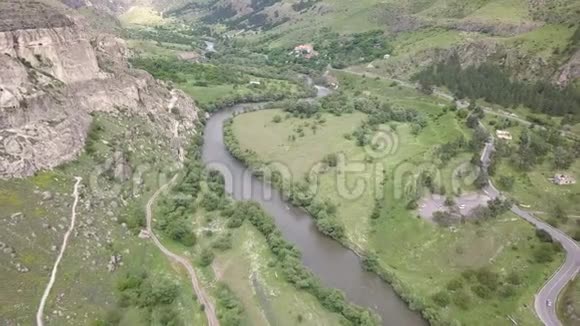 鸟瞰佐治亚州Vardzia洞穴修道院附近的Mtkvari河视频的预览图