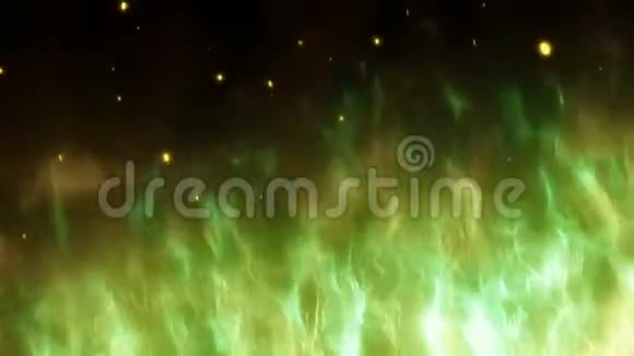 巨大的绿色魔法火炽热的火花在夜空中升起在抽象的背景上点燃火焰视频的预览图