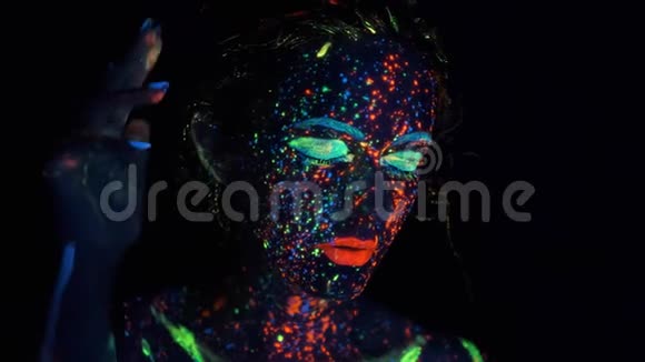 霓虹灯中女孩的肖像在黑暗的油漆中涂上了辉光视频的预览图