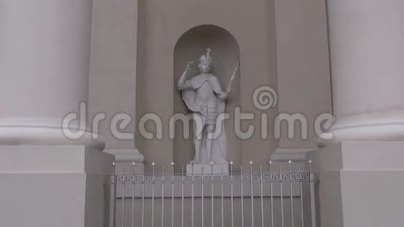 尼舍墙上的历史宗教雕塑视频的预览图