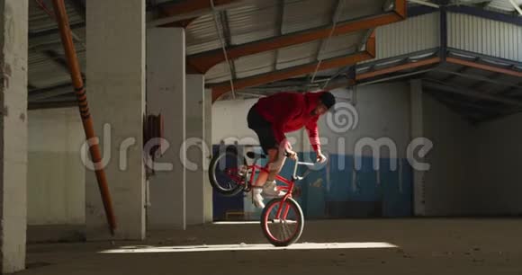 一个空仓库里的BMX骑手视频的预览图