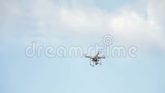 白色无人驾驶飞机在蓝天上飞行视频的预览图