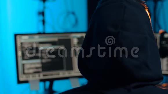晚上黑屋子里有电脑的亚洲黑客视频的预览图