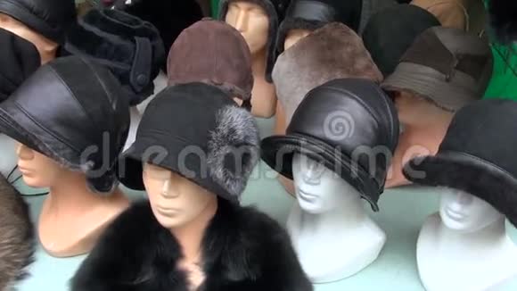 各种秋冬季节的帽子视频的预览图