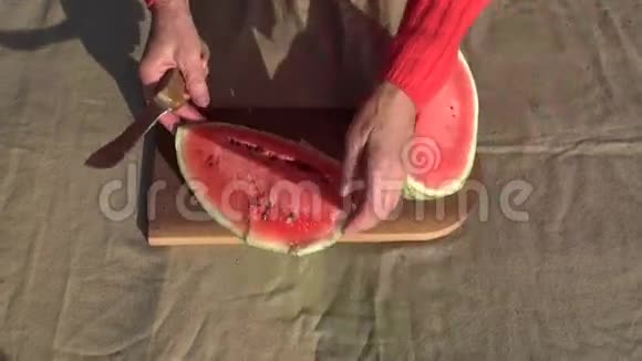 老妇人手切新鲜西瓜视频的预览图