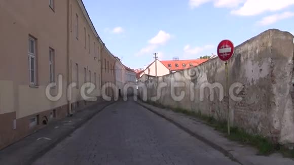 维尔纽斯老城区街道和路标视频的预览图