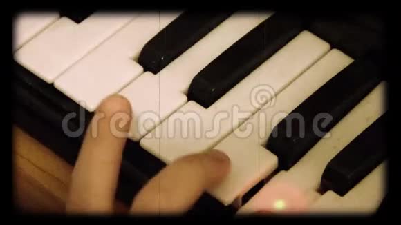 儿童玩玩具钢琴作为卷轴电影视频的预览图