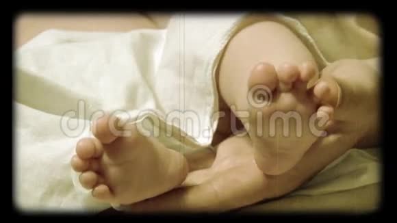 新生婴儿脚在卷轴电影中的造型视频的预览图