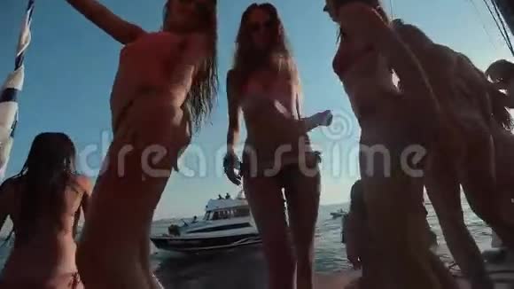 穿比基尼的美女在游艇上放松视频的预览图