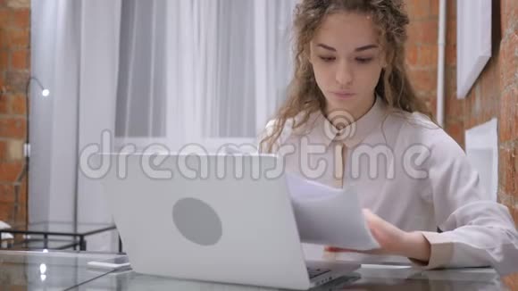 文书工作年轻女性在办公室工作文件视频的预览图