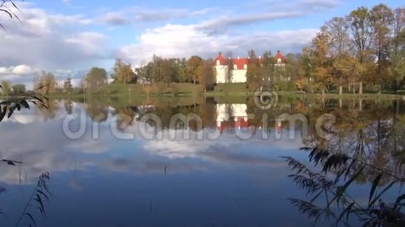立陶宛秋季历史上的Birzai堡和Sirvena湖视频的预览图