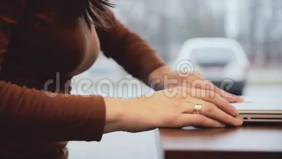 女人来了打开笔记本电脑开始工作视频的预览图