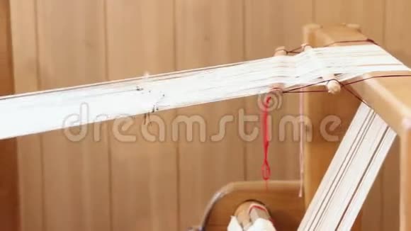 一个女人在旧木织布机上织布视频的预览图