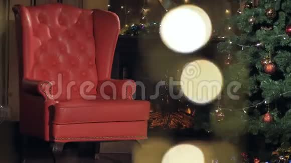 壁炉装饰圣诞节的房间里的圣诞树视频的预览图