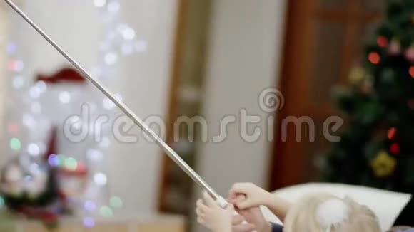 圣诞派对上用自拍棒拍全家福视频的预览图