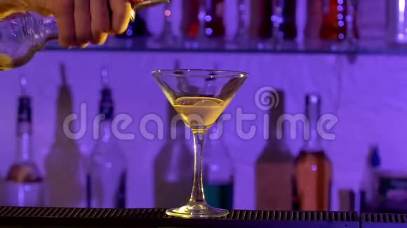 酒精倒一口利口酒混合酒精液体视频的预览图