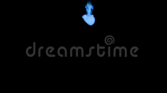 黑色背景上的蓝色荧光墨水在水中溶解一股墨水很快从上面消散视频的预览图
