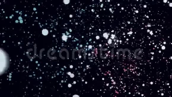许多圆形的彩色粒子在空间中在黑色背景上以圆圈移动无缝的循环动画小混沌视频的预览图