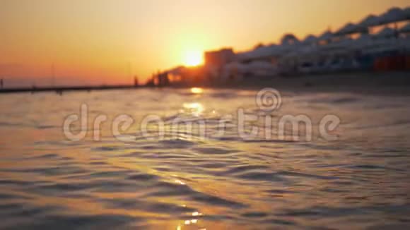金色夕阳下的夏日海景和度假胜地视频的预览图