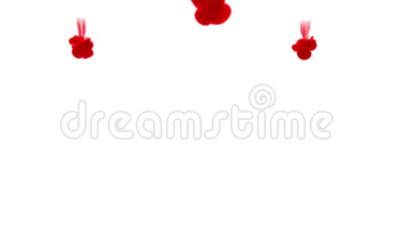三股红墨水在白色背景上溶于水作为阿尔法通道使用卢马哑光视频的预览图