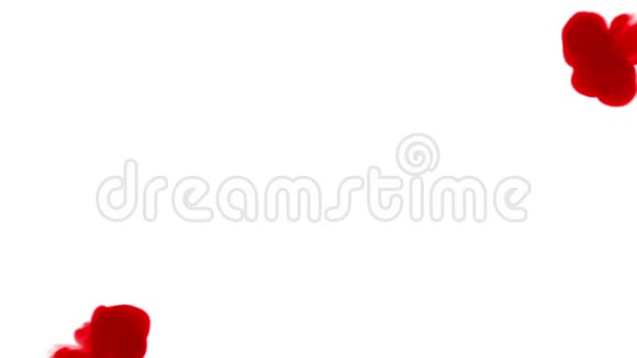 两股红墨水在水中互相扩散在一片白色的背景上作为阿尔法通道使用卢马哑光视频的预览图