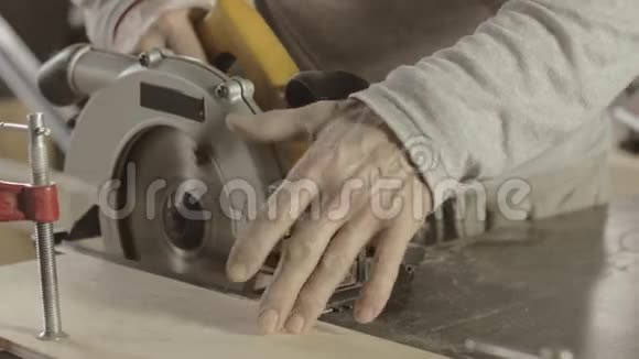 木工切割木板在直线上圆形锯子视频的预览图