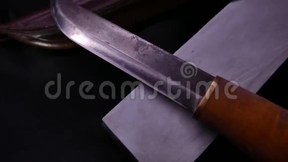 一把刀和一把磨刀的特写4UHDK视频的预览图