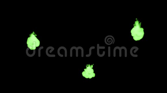 黑色背景上四股强大的荧光绿色墨水在水中溶解从底部看作为阿尔法视频的预览图