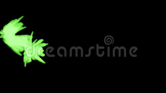 黑色背景上一股强大的荧光绿色墨水从左到右溶解在水中视频的预览图