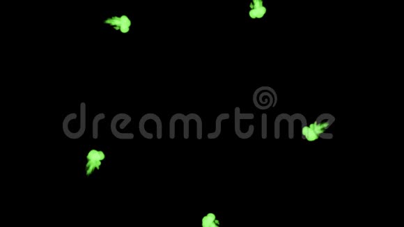 黑色背景上的五股荧光绿色墨水在水中溶解成一个圆圈从上面看作为视频的预览图