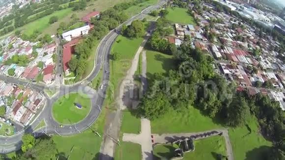 巴拿马城房屋和街道的空中录像视频的预览图