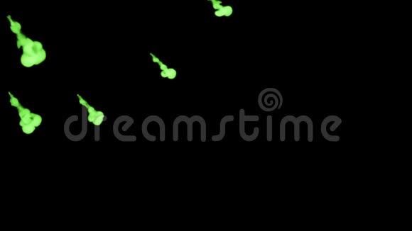 黑色背景上强大的荧光绿色墨水流从上到下在对角线上溶解在水中视频的预览图