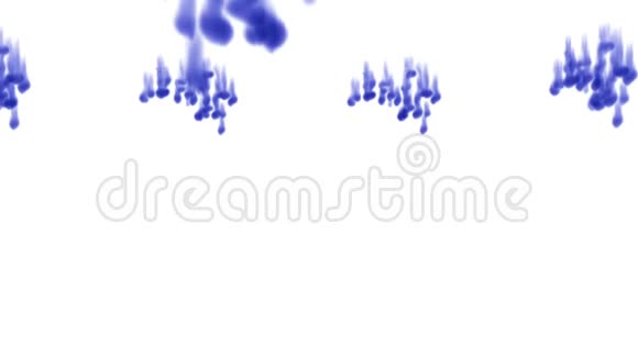 白色背景上的许多透明蓝墨水从上到下依次溶解在水中侧视图视频的预览图