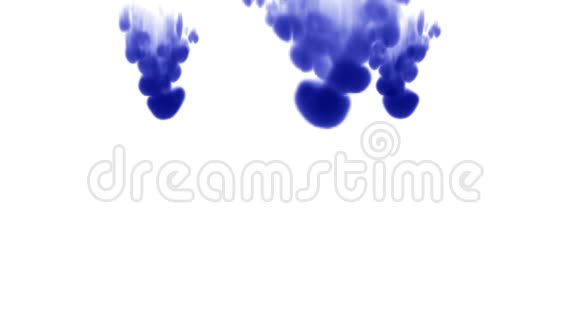 在白色背景上三种强大的深蓝色墨水从上到下依次溶解在水中侧视图视频的预览图