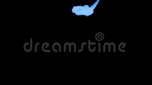 黑色背景上的蓝色荧光墨水从上到下溶解在水中侧视作为阿尔法视频的预览图
