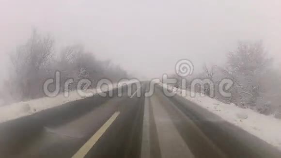 雾路汽车上山雪路视频的预览图