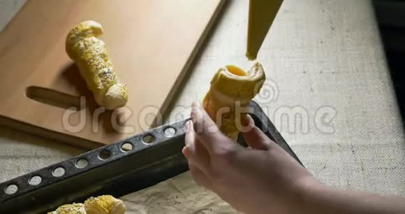 准备烤饼干在厨房工作的女人双手特写视频的预览图
