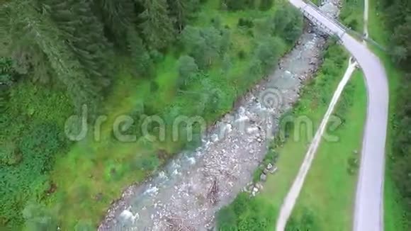从空中俯瞰河流和山脉视频的预览图