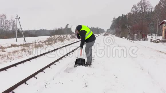 铁路员工在站台附近清扫积雪视频的预览图