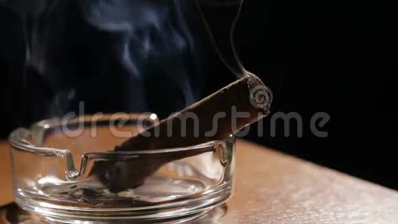在烟灰缸里抽雪茄视频的预览图