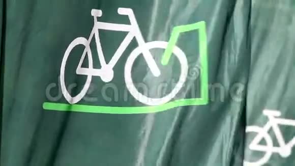 自行车旗慢慢挥舞视频的预览图