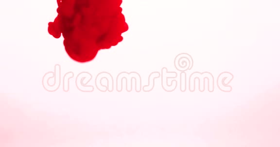 抽象的红色墨水溅在白色背景的水中视频的预览图