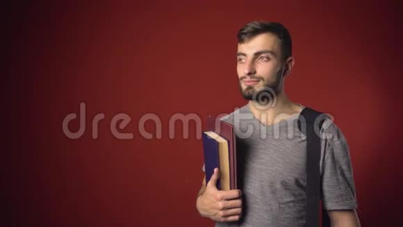 胡子吸引学生男孩的肖像视频的预览图