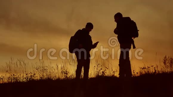 人走团旅游的游客野外大自然一个夕阳剪影两人旅游旅游者自然人视频的预览图