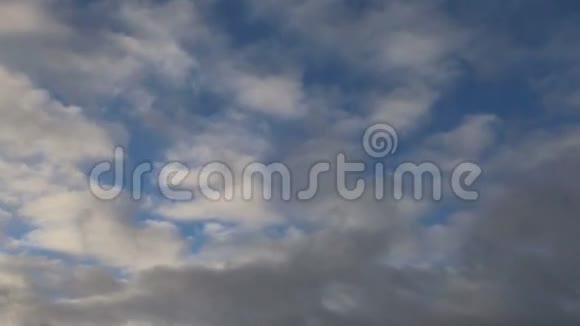 云在天空上快速移动时间流逝视频的预览图