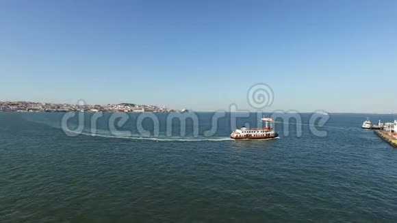 从葡萄牙里斯本特霍河上的渡船起飞视频的预览图
