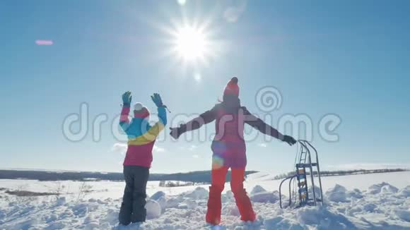 母女俩在下雪的冬日玩耍视频的预览图