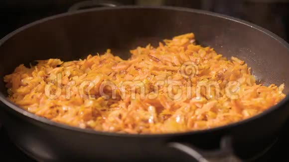在锅里炒洋葱和胡萝卜视频的预览图